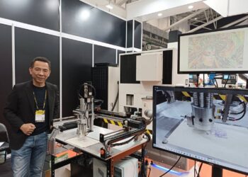 台灣首位AI機器畫家「艾索」橫空出世　透過智慧機械臂創作筆觸細膩