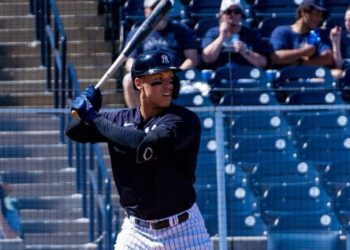 影/《MLB季後賽》「法官」賈吉撞柱追平轟全體豎立 洋基絕地反攻季後賽續命