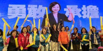 鄭麗文南下高雄黨部團拜 力挺柯志恩喊「有志一同翻轉高雄」