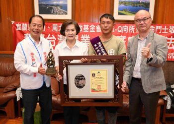 周大觀文教基金會全球熱愛生命獎章 宜縣青農龔哲敬獲獎