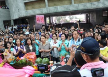 白沙屯「粉紅超跑」停駕達德創建校60年首次 校長率全校師生恭迎媽祖聖駕
