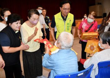 大通電子再度展現愛心　發放彰化獨居長者秋節慰問金