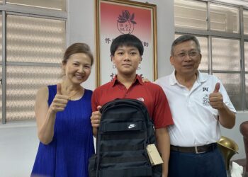 四維高中張耀擎首位公費留美生 董事長黃淑怡致贈背包祝福