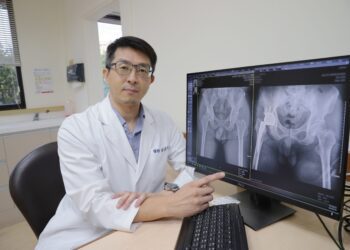 長期蹲站髖關節嚴重退化　置換人工髖關節重拾活動力