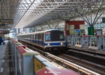 板南線車廂一片黑、飄燒焦味 北捷：電源轉換器異常