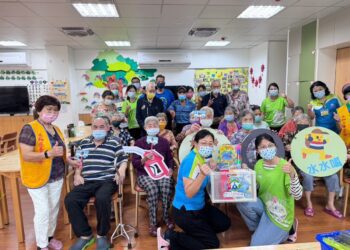 玩具巡迴車快閃伸港秀和苑日照中心　爺爺奶奶玩玩具比孩童更開心