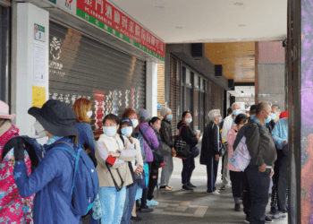 排4小時也要收藏！金酒門市爆人潮 苦等「水晶生肖系列龍年金高」
