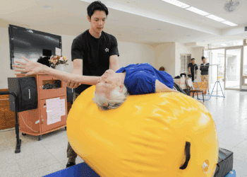 健康、才藝、共餐 板橋健華新城關懷據點 動靜態課程豐富長輩生活