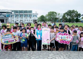 吉安鄉發贈國小兒童節獎勵金200元 游淑貞導引學童規劃理財並學習運用