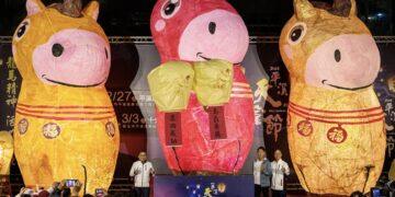 2026平溪天燈節開跑！侯友宜攜手陳彥博點燈 3 盞 20 呎巨型馬年天燈驚艷亮相