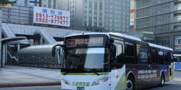 邁向 2050 淨零排放!新北「八里淨零碳示範區」24 輛電動公車正式上線營運