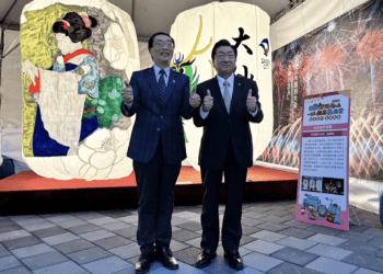 台日友誼躍升 日本大仙市長贈板橋紙風船燈籠 燃點元宵節熱情