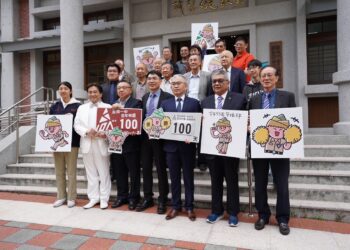 南一中杏壇雙花綻放　侯美華與校友總會攜手寫下杏壇芬芳篇章