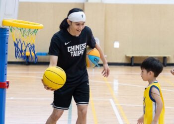 籃球國手高錦瑋與網紅「彼得爸與蘇珊媽」攜手親子籃球課 加深親子感情