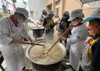 「法寶節」四維高中學子感恩知福  參與月光寺烹煮臘八粥分享美味 