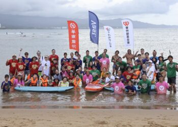 Vast攜手輪椅人下水衝浪 力挺平權感受海洋魅力