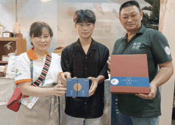 新北青農發威 茶香鳳梨酥「凝翠金磚」紅到日本 中秋預購享優惠