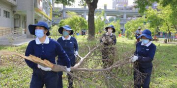 丹娜絲風災重創嘉義校園 彰化慈濟志工跨區清掃協助災後復原