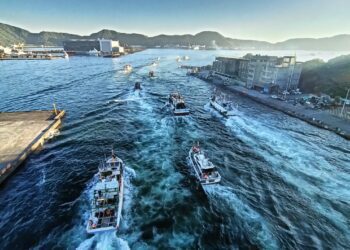 影音/南方澳池碧宮池府千歲熱鬧海陸巡 民眾瘋搶包子與糖果