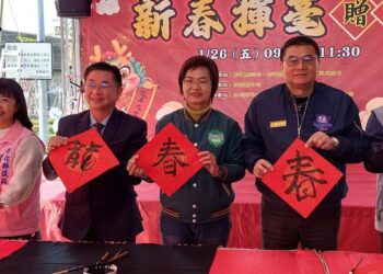 影音／永靖鄉新春揮毫贈春聯　鄉長魏碩衛準備龍年紅包袋發送給現場民眾