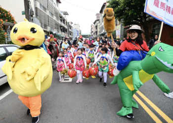 桃園龍潭踩街迎古董接財神 30組隊伍熱情參與