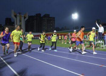 板橋地標「彩虹看臺」夢幻開箱！紫色跑道配 6 色看臺 侯友宜鳴槍力挺運動平權