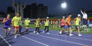 板橋地標「彩虹看臺」夢幻開箱！紫色跑道配 6 色看臺 侯友宜鳴槍力挺運動平權