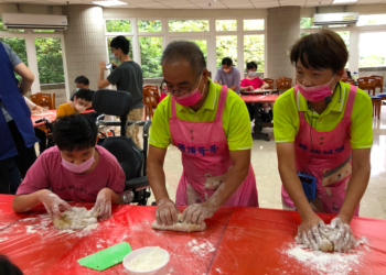愛三心關懷協會媒合愛心饅頭夫妻檔 鼓勵教養院生手作饅頭遇挫折不放棄