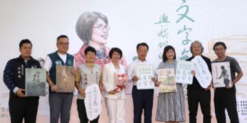 2026嘉義縣文學季開跑　展出王瓊玲的「文字舞台」