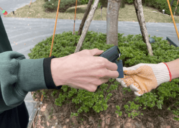 荷包險失血萬元!板橋清潔隊1分鐘撈回愛車鑰 高效率救援超暖心
