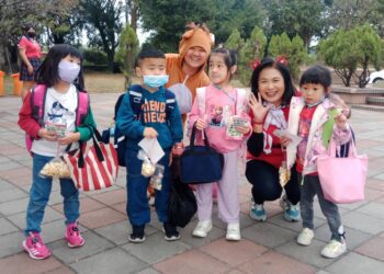 發送學童聖誕節小禮物 陳若翠籲珍惜和平才有繁榮