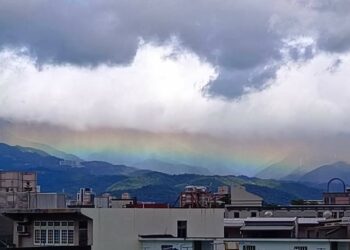 影音/鋒面通過天氣說變就變 宜蘭出現驚艷火彩虹