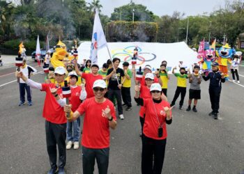 六堆運動會引燃聖火 在地民眾用單車陪同遶境客庄