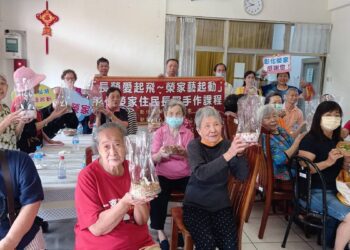 母親節玩烘焙　榮家長輩手作蛋糕體驗幸福滋味