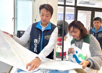 盲人環臺公益路跑將抵花募年菜 魏嘉賢贈毛巾與營養品熱情響應