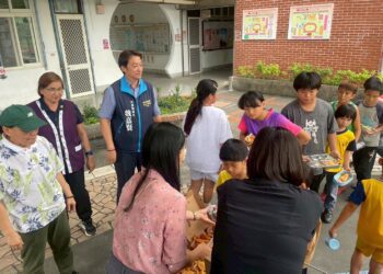 景美國小佳績頻傳 縣議員魏嘉賢與程美蓮攜手鼓勵