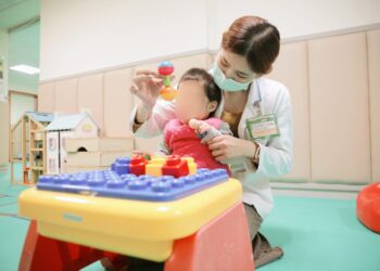 發展遲緩男童2歲仍不會走 博愛醫療團隊系統性療育顯成效
