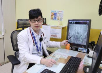 男子因腎癌接受放療右腳腫脹兩年多　右髂靜脈狹窄放置血管支架後正常走路