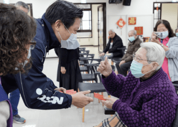 半世紀守護長者 新北八里天主教安老院 朱惕之因改建結緣 專程前往慰訪