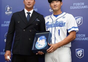 《CPBL》「棒球情人」高國輝宣布引退 要把舞台留給年輕人！與多年戰友林哲瑄熱淚相擁