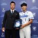 《CPBL》「棒球情人」高國輝宣布引退 要把舞台留給年輕人!與多年戰友林哲瑄熱淚相擁