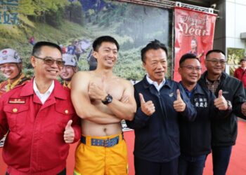 嘉義縣消防局推出113年度消防猛男桌曆 喜慶迎接龍年