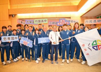 新北市代表隊備戰全國中學運動會 侯友宜授旗激勵選手