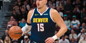 《NBA》 金塊頭大了! 球星Jokić 遭隊友踩成嚴重膝傷至少缺席4周