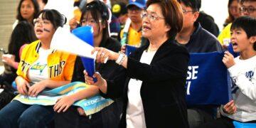 彰縣府大廳直播中華隊對戰捷克隊 美食應援重返榮耀