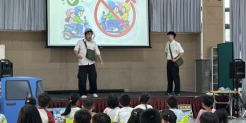 「媽媽不能三載喔!」 公視《妖果小學》挺進深溝國小學童搶答爆棚