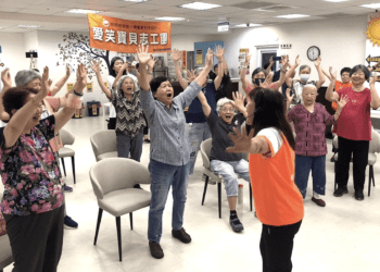 愛笑瑜伽助力新北長者健康 延緩老化從歡笑開始