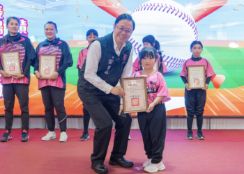 棒球小將發光 張善政頒獎表揚 勉勵選手持續為桃園爭光
