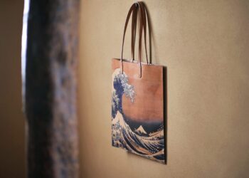 日本皮革品牌帶著葛飾北齋設計主題產品登台　在台北市限時展覽！