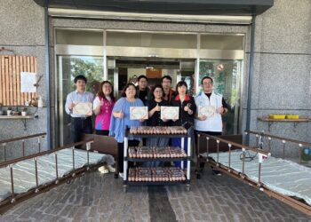 協助捐贈花蓮長榮老人長照中心醫療床 徐子芳母子愛心不落人後